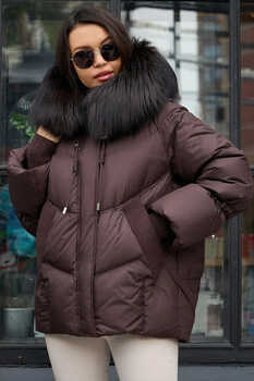 Красивый пуховик Vo tarun с мехом енота кроя оверсайз