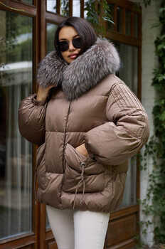 Женская зимняя куртка Vo tarun с мехом енота песочная