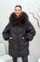 Длинный женский пуховик зима 2026 с мехом енота