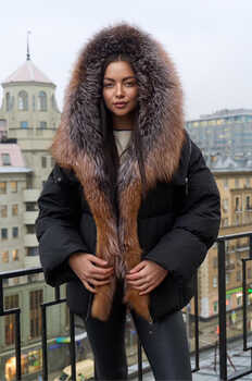 Короткий пуховик с мехом чернобурой лисы