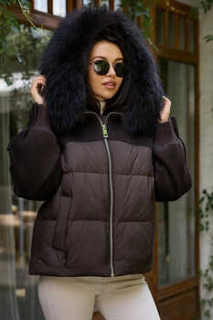 Длинный пуховик с мехом и шерстяными вставками коричневый