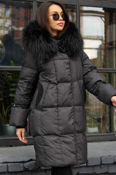 Удлиненный пуховик с енотом и накладными карманами