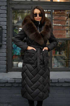 Стильный пуховик с меховым капюшоном